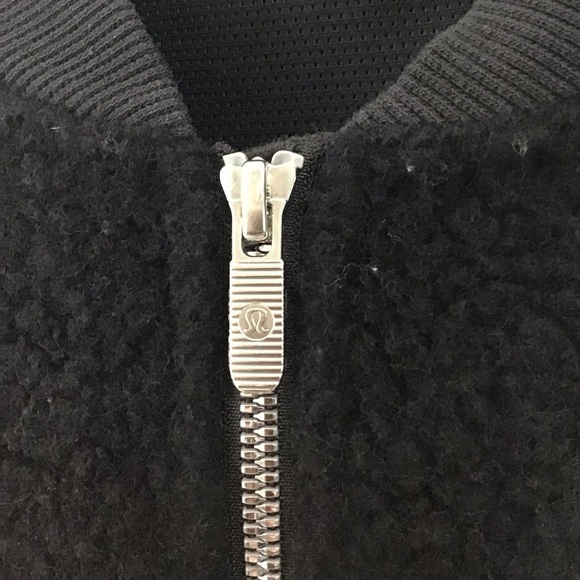 Lululemon Stand Out Sherpa Jacket in Black Size 4. - Picture 10 of 13